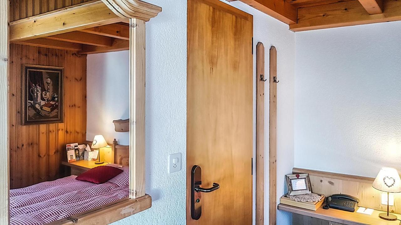 Hotel La Cambuse เลส์โกลงส์ ภายนอก รูปภาพ
