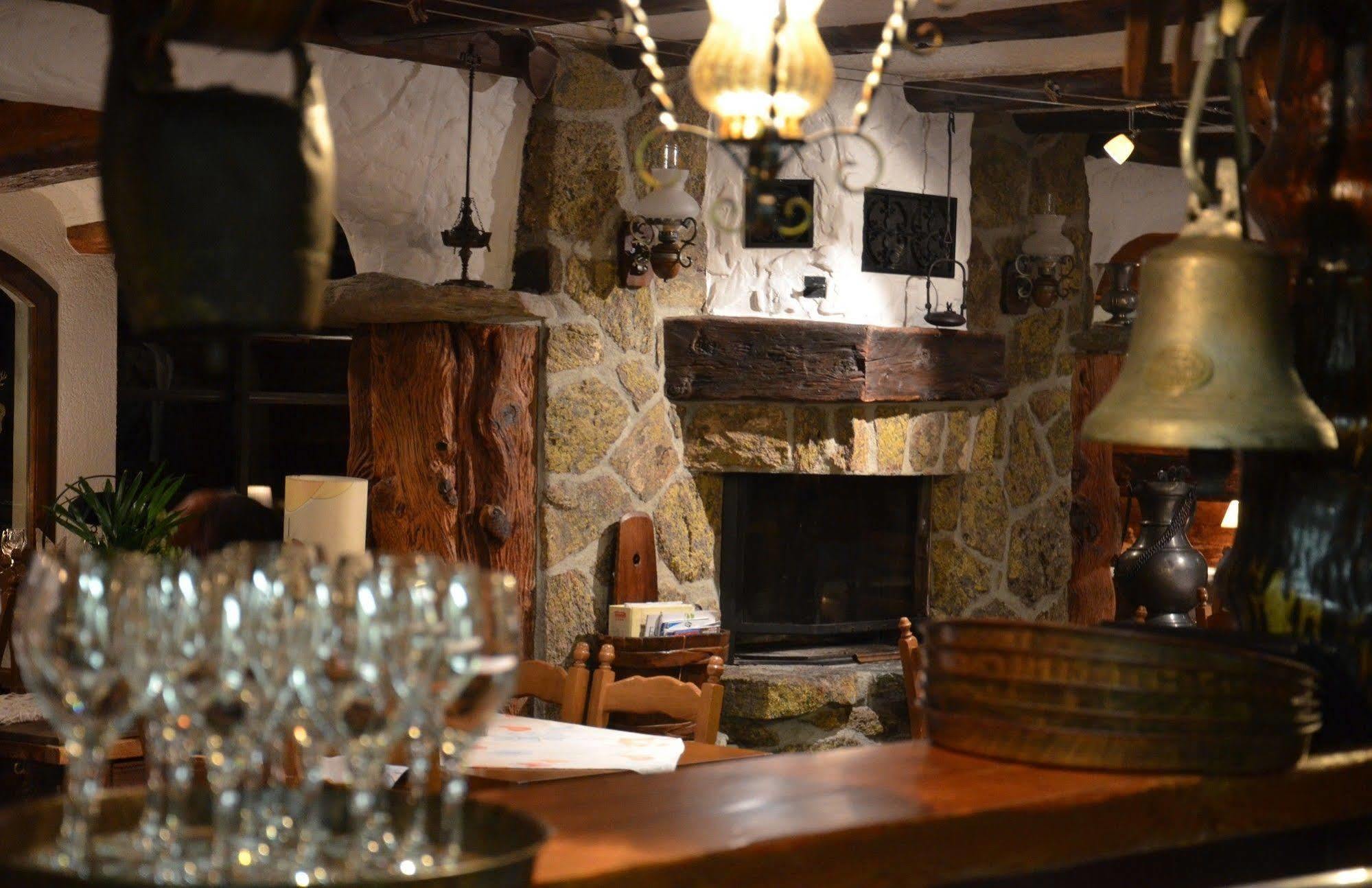 Hotel La Cambuse เลส์โกลงส์ ภายนอก รูปภาพ